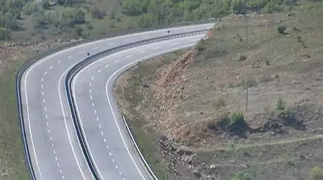 Un drum expres din Romania se termina brusc intr-un gard