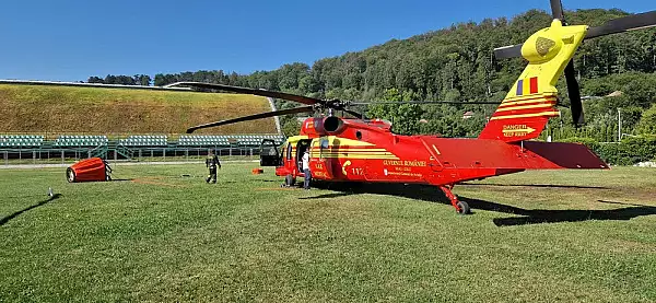 Un elicopter Black Hawk intervine sa stinga un incendiu de vegetatie uscata, intr-o zona stancoasa si greu accesibila