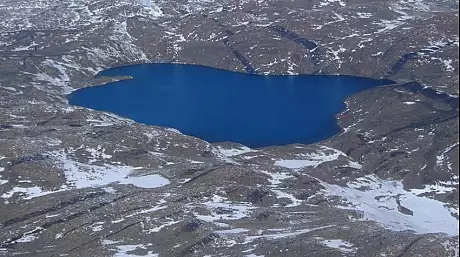 Un fenomen fara precedent ii ingrijoreaza pe savanti: Mii de lacuri albastre in Antarctica