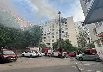 Un incendiu puternic a izbucnit intr-un bloc din Capitala! O persoana a murit si alte noua sunt ranite / FOTO