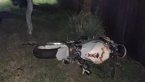 Un motociclist de 25 de a murit, dupa ce s-a izbit violent de un cap de pod, in Arges