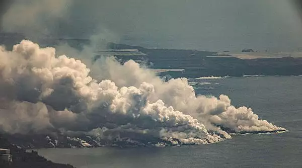 Un nor de gaze toxice produse de eruptia vulcanului din La Palma a ajuns in Europa