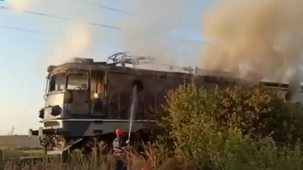 un-nou-incident-pe-calea-ferata-a-luat-foc-o-locomotiva-nu-sunt-persoane-ranite.webp