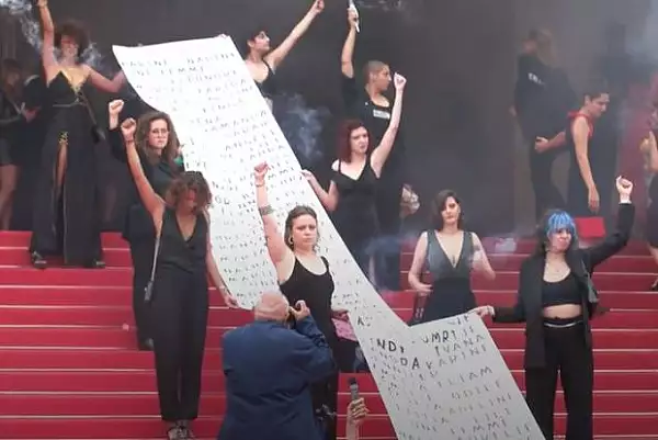 Un nou protest la Cannes. Mai multe feministe au manifestat cu fumigene pe covorul rosu