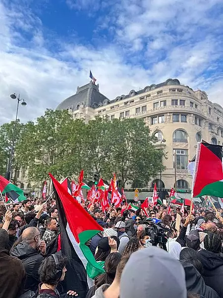 Un numar de aproape 10.000 de persoane au manifestat la Paris pentru a denunta bombardamentele de la Rafah