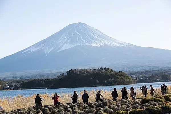 Un oras din Japonia ridica un gard de 2,5 metri pentru a bloca o priveliste spre Muntele Fuji, foarte populara printre turistii care „nu respecta regulile”