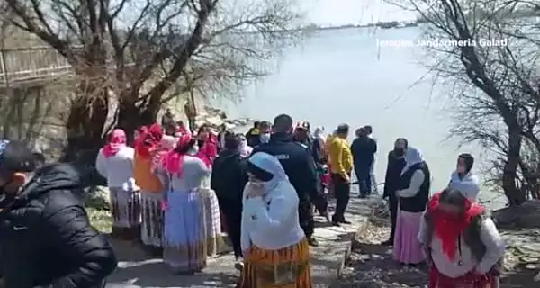 Un pastor, amendat de jandarmi pentru organizarea unui botez in Dunare