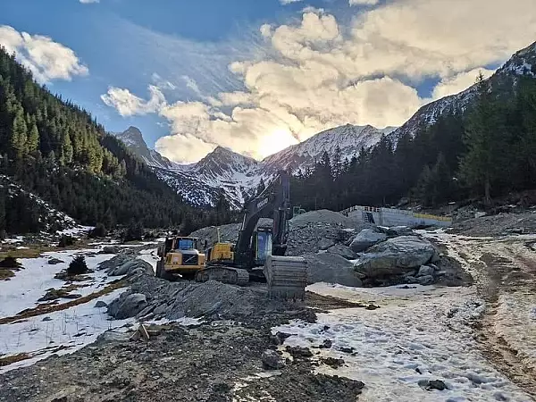 Un preot isi face manastire la poalele Muntilor Fagaras: ,,Dumnezeu va fi inconjurat de fier, asfalt si beton" VIDEO 