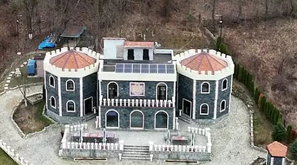 Un primar din Romania si-a dat singur autorizatie de constructie iar apoi si-a facut un castel, copiat dupa "Muzeul bantuit"