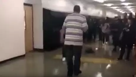 Un profesor s-a luat la bataie cu un elev pe coridorul scolii. Scene violente