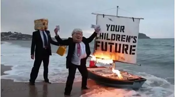 Un protestatar deghizat in Boris Johnson a incendiat o barca in fata centrului care va gazdui COP26