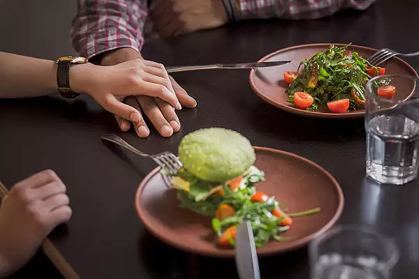 Un restaurant vegan trece la carne, afirmand ca dieta bazata exclusiv pe plante nu va salva planeta