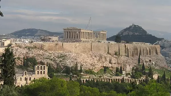 Un roman a fost arestata in Grecia dupa ce a furat doua bucati de marmura de la Acropole