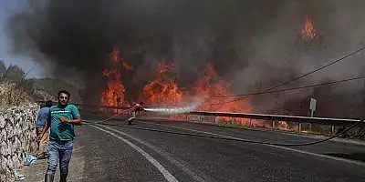 Un sat din Turcia a fost mistuit de flacari in doar cateva minute. Incendiile de vegetatie se extind VIDEO