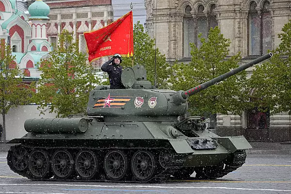 Un singur tanc la parada de la Moscova, invitati din Laos si Cuba, dar nu din Occident: Putin admite ,,vremurile dificile"