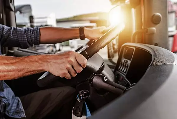 Un sofer roman de TIR a murit pe o autostrada din Belgia: o persoana  a aruncat un capac de canal de pe un pod