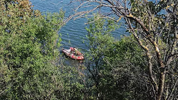 Un tanar a murit dupa ce a plonjat cu masina in lacul Pantelimon. Eforturile de resuscitare ale salvatorilor au fost in zadar 