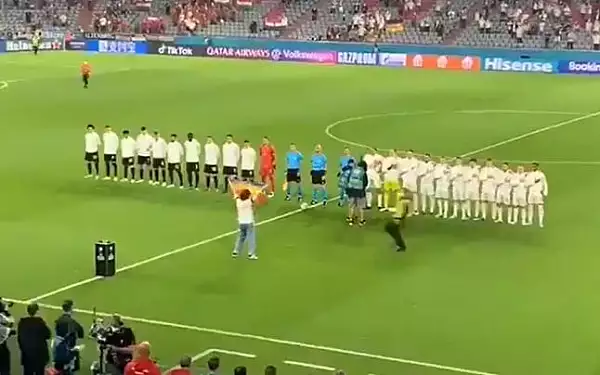 Un tanar cu un drapel in culorile LGBT a intrat pe teren la intonarea imnurilor, inainte de meciul Germania - Ungaria  VIDEO