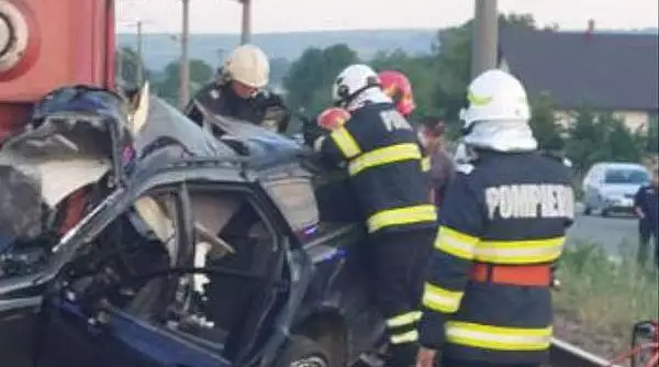 Un tanar de 19 ani a murit dupa ce masina pe care o conducea a fost lovita de tren, in Suceava 