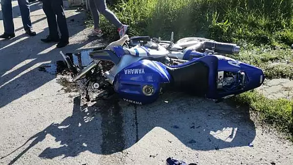 Un tanar de 21 de ani a murit dupa ce a ajuns cu motocicleta sub un autobuz