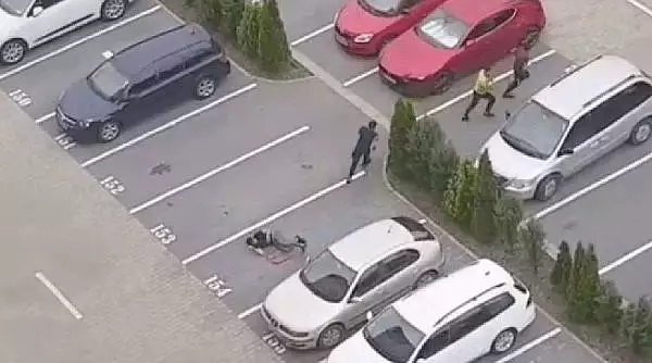 Un tanar de 23 de ani a fost snopit in bataie de trei indivizi intr-o parcare din Brasov