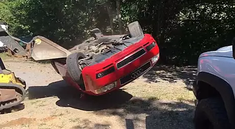 Un tata furios a distrus cu buldozerul Audi-ul de fite al fiicei sale. Ce l-a enervat 