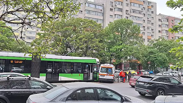 Un tramvai s-a ciocnit cu o ambulanta cu pacient, in zona Pietei Obor, din Capitala. Circulatia tramvaielor pe Sos. Stefan cel Mare, blocata