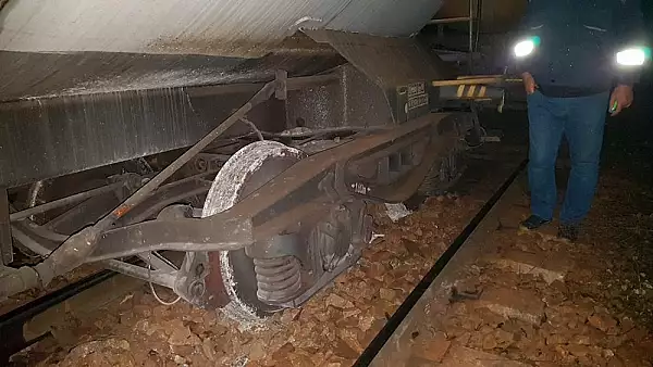 Un tren de marfa a deraiat duminica seara in statia Turceni. Circulatia garniturilor de calatori este afectata