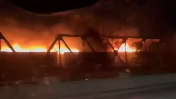 Un tren de marfa cu 5 vagoane a luat foc in mers! Imagini incredibile din Canada