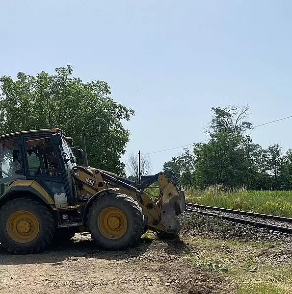 Un tren de persoane a lovit un utilaj care lucra in apropierea caii ferate. Intarziere majora pentru calatori