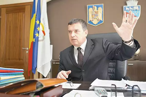 Un voluntar PNL care distribuia pliante electorale in Valcea sustine ca a fost batut de primarul Mircea Gutau. Reactia edilului: "Nu l-am lovit. Le dau bataie l