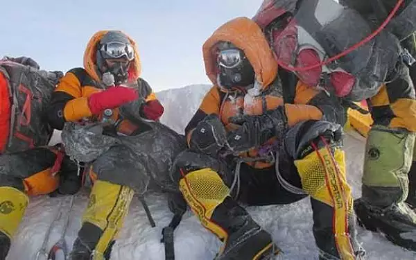 Un
cuplu indian a primit interdictie de a practica alpinismul in
Nepal, dupa ce cei doi au mintit despre escaladarea varfului Everest