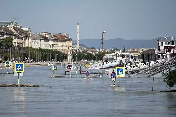 Ungaria se teme de ,,revarsarea deceniului": ,,Vietile a 60.000 de oameni depind de o bariera din nisip" | VIDEO