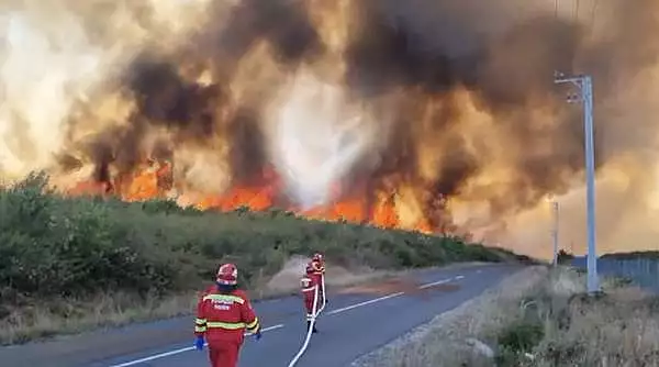 UPDATE. Incendiu urias in Maramures: Flacarile scapate de sub control au ajuns la case si un rezervor de motorina, grad maxim de alerta