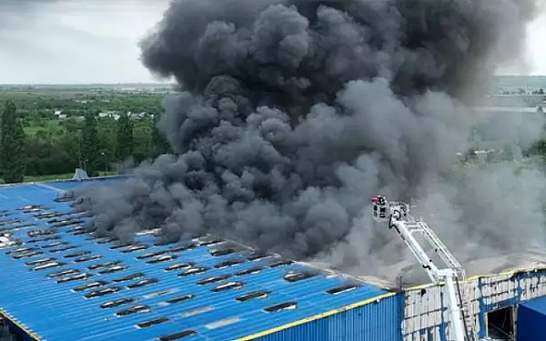 UPDATE Incendiu urias in Oradea: Arde depozitul de colete Cargus FOTO VIDEO