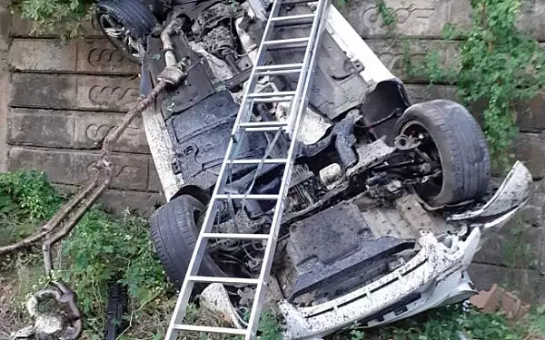 UPDATE O masina a cazut pe calea ferata, pe Valea Oltului, la Calimanesti: accident cu patru persoane FOTO VIDEO