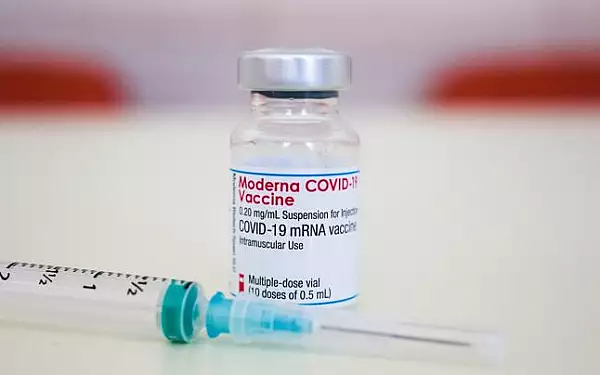 Vaccinul anti-COVID-19 al Moderna ar fi suficient de eficient in doua doze, fara necesitatea unei doze booster, sugereaza analiza unor specialisti ai FDA