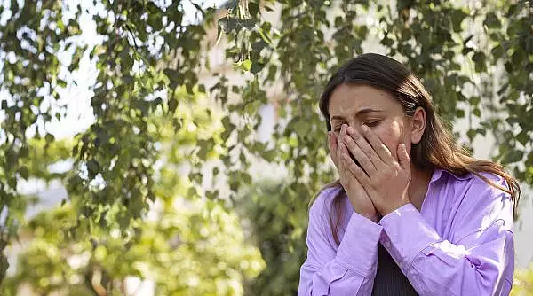 val-de-alergii-severe-simptomele-sunt-confundate-cu-gripa-stranuta-des-au-ochii-inrositi-le-curge-nasul.webp