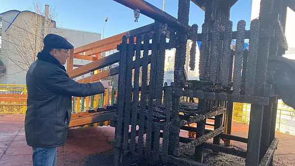 Vandalism extrem, in Focsani: un loc de joaca pentru copii a fost incendiat