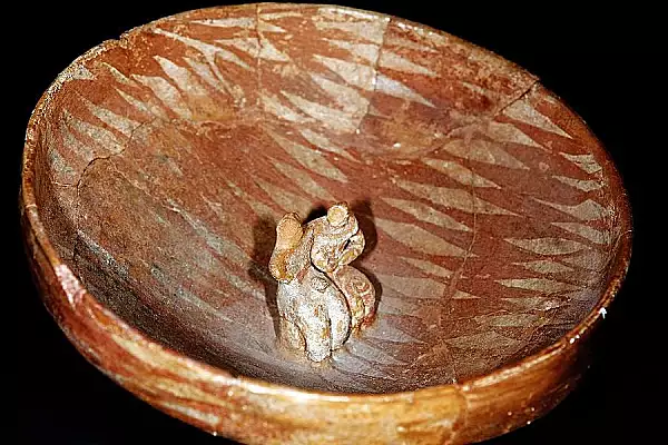 ,,Vasul cu indragostiti", descoperirea veche de sase mii de ani care semnifica ritualul de casatorie FOTO