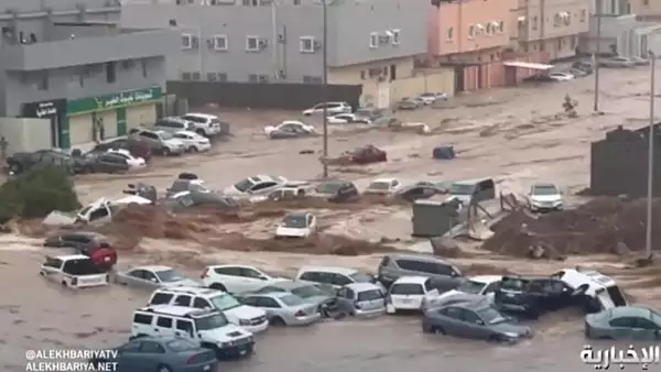 Vestul Arabiei Saudite, devastat de inundatii. Casele si masinile oamenilor au fost luate de ape - VIDEO