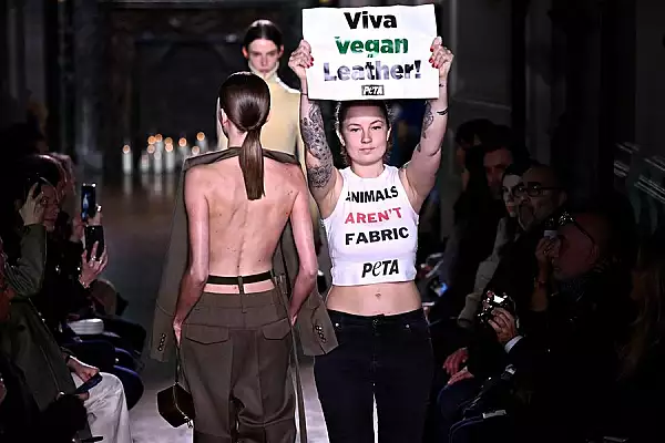 Victoria Beckham, atacata de protestatarii PETA, la Saptamana Modei de la Paris. Activistii, prezenti pe podium