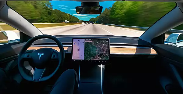 Victorie de etapa pentru Tesla privind sistemul Autopilot: Un judecator decide ca proprietarii trebuie sa apeleze la mediere