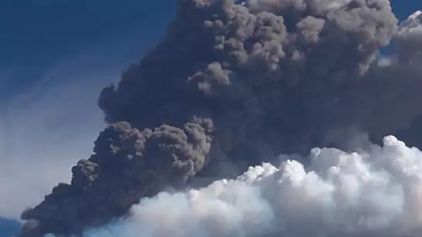 VIDEO | 2 eruptii majore au zdruncinat Europa. Vulcanii au inceput sa erupa din nou - A fost emisa o avertizare pentru zboruri