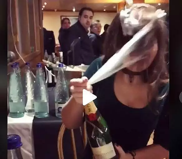 VIDEO - A varsat sampania pe ea si a atras toate privirile din restaurant - Gafa unei tinere, viral pe internet