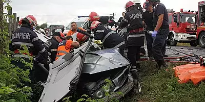 VIDEO Accident rutier cumplit pe DN 7. Cinci oameni au fost raniti, iar un sofer a ramas blocat in fiarele masinii distruse