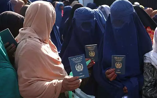 VIDEO Afganistan. Cel putin 11 femei au murit dupa o busculada pe un stadion, unde mii de persoane s-au adunat pentru vize