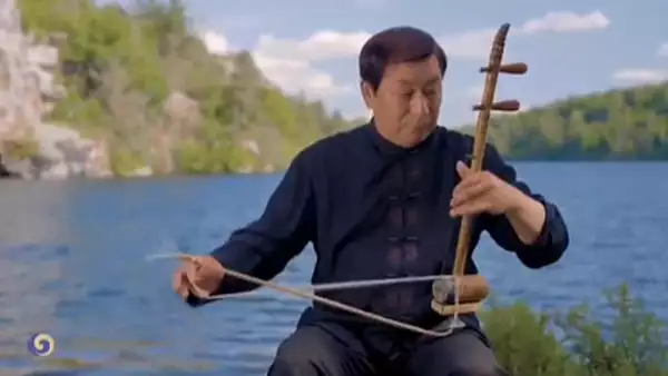 video-artistul-chinez-care-canta-ciocarlia-la-un-instrument-traditional-cu-o-singura-coarda-asta-e-mai-tare-ca-paganini.webp