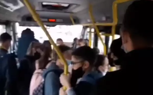 VIDEO Autobuzele, vehicul de Covid-19. Calatorii merg inghesuiti in Suceava, unde rata de infectare a ajuns
la 3 la mia de locuitori. Taxatoarele s-au imbolnavi