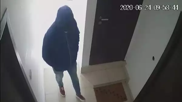 VIDEO/ Barbat cautat de politistii craioveni dupa ce a fost filmat cand verifica usile mai multor apartamente